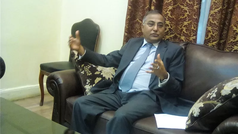 السفير مشتاق: نثمن موقف مصر الداعى للحوار بين باكستان والهند