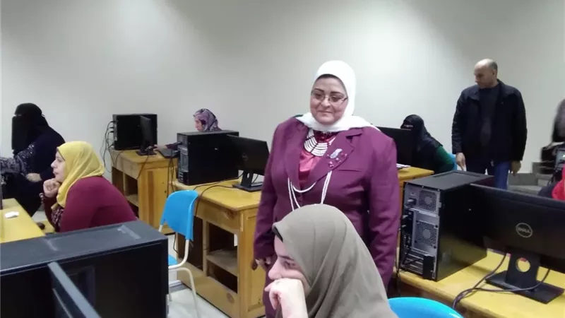 كشك تتابع اختبارات المتقدمين للوظائف المؤقتة