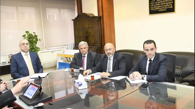 وزير الإسكان ومحافظ القليوبية يتابعان موقف تنفيذ مشروعات مياه الشرب والصرف الصحى