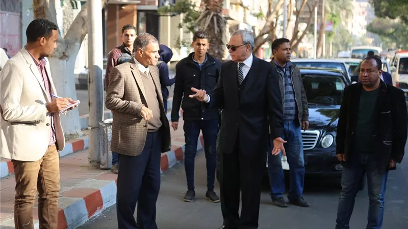 الهجان يتابع اعمال الرصف بمدينة قنا