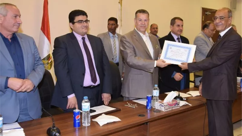 محافظ بني سويف يكرم المحالين للمعاش بالديوان العام