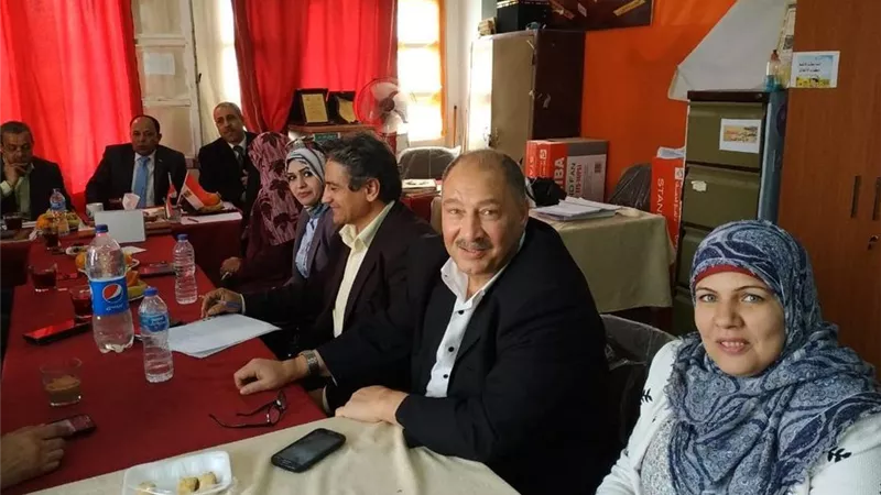 مدير تعليم العبور يناقش معوقات التعليم مع مجلس الأمناء