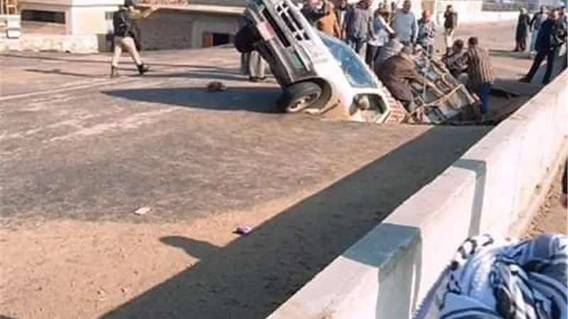 سيارة نقل تحطم كوبرى الكسارة بفاقوس