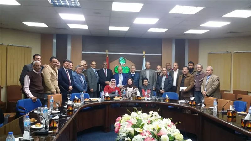 نائب رئيس هيئة التنمية الصناعية يتلقى طلبات الصناع بالعاشر من رمضان