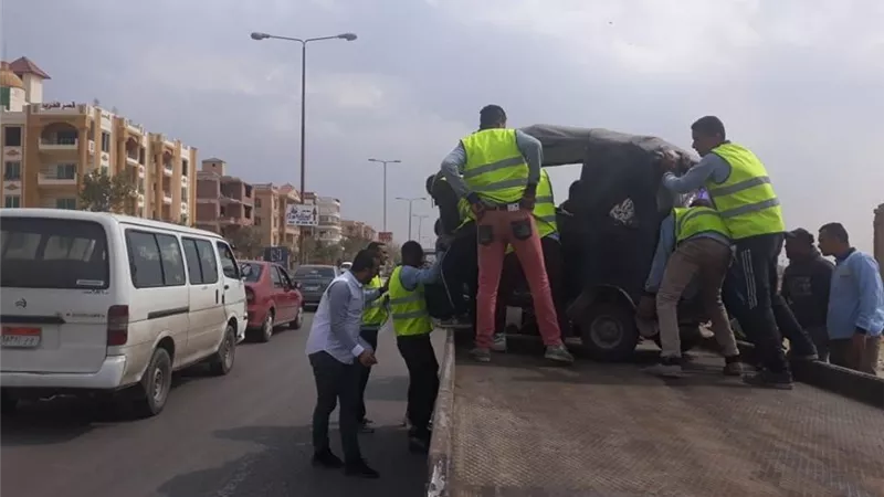 بالصور.. رئيس جهاز 6 أكتوبر يعلن الحرب على التكاتك