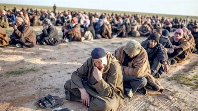 400 داعشى يسلمون انفسهم لـ