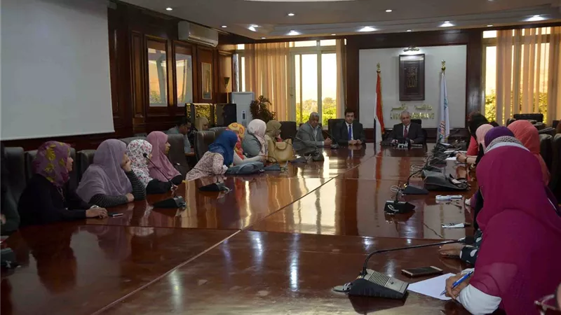 محافظ الأقصر يلتقى عددا من موظفى الخدمة العامة