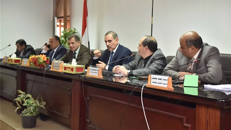 محافظ أسيوط يعقد اجتماعاً مع رئيس جهاز التفتيش الفني لأعمال البناء