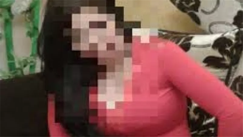 فنانة مشهورة تخلع قميصها وتستعرض وشم غصن الزيتون على ظهرها.. صور