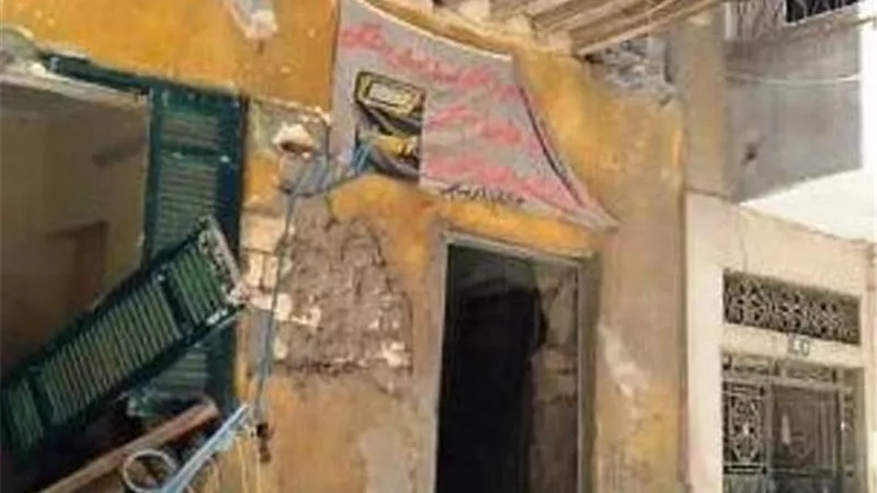 صاحب منزل يستعين بلودر ضخم لهدم منزل قديم علي سكانة