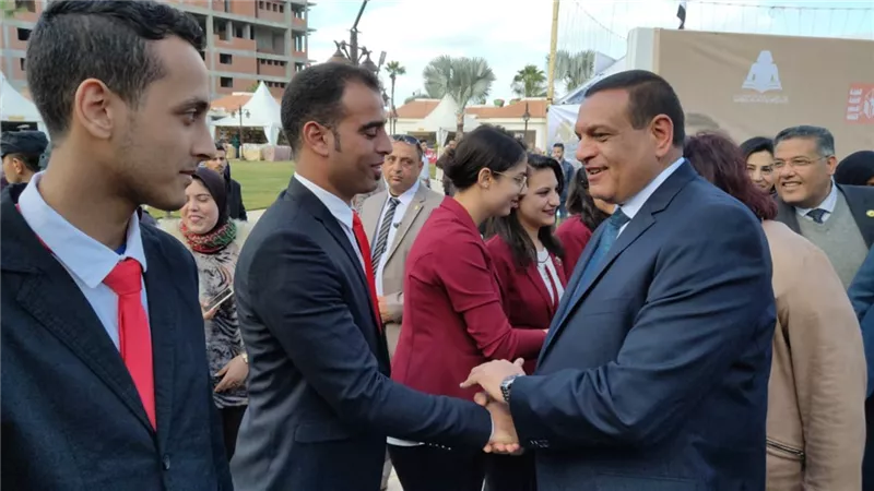 وزيرة الثقافة ومحافظ البحيرة يفتتحان معرض دمنهور الرابع للكتاب