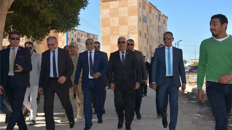 محافظ مطروح والمدير التنفيذي لتطوير العشوائيات يتفقدان العمارات السكنية بمنطقة الكيلو 4 بحى الزهور