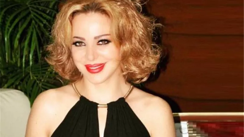 فنانة مشهورة عن اتهامها بالعرى: أنا محجبة من الداخل. . فيديو