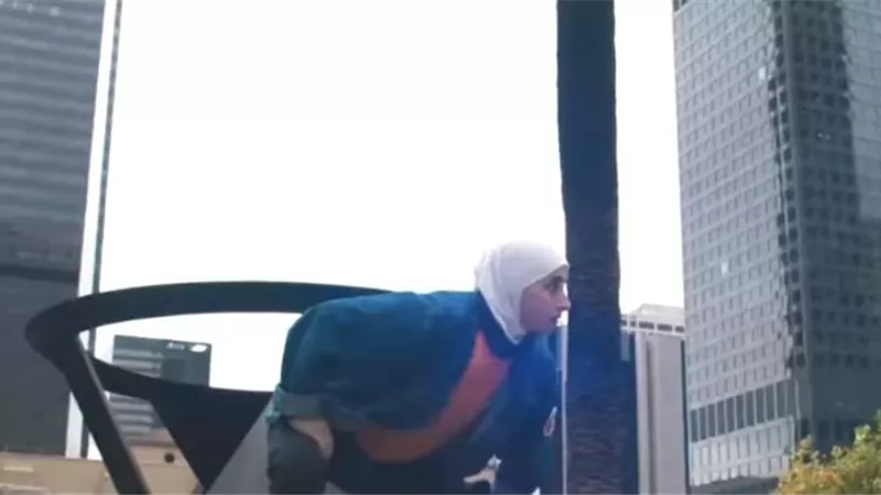 شاهد.. مُحجبة تتحدى الرجال في لعبة 