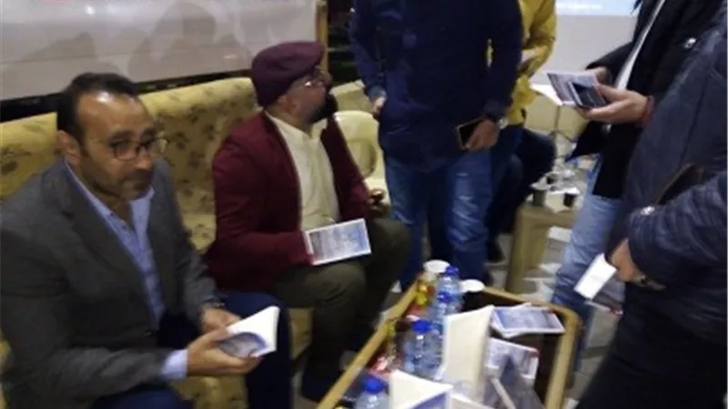 الشاعرأحمد عايد يوقع 