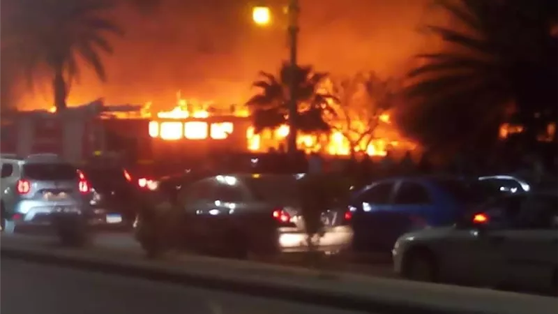 شلل مرورى بكورنيش المعادى بسبب حريق مركب المعادى