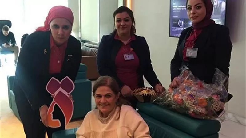 بالصور - مطار القاهرة يحتفل مع المسافرين باليوم العالمي للمرأة