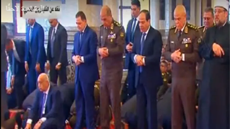 السيسي وكبار رجال الدولة يؤدون صلاة الجمعة في مسجد المشير طنطاوى بمناسبة «يوم الشهيد».. فيديو