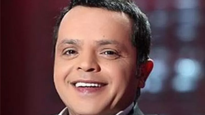 محمد هنيدي يهدي الجائزة المالية لافضل ممثل بمهرجان شرم الشيخ الدولي للمسرح الشبابي