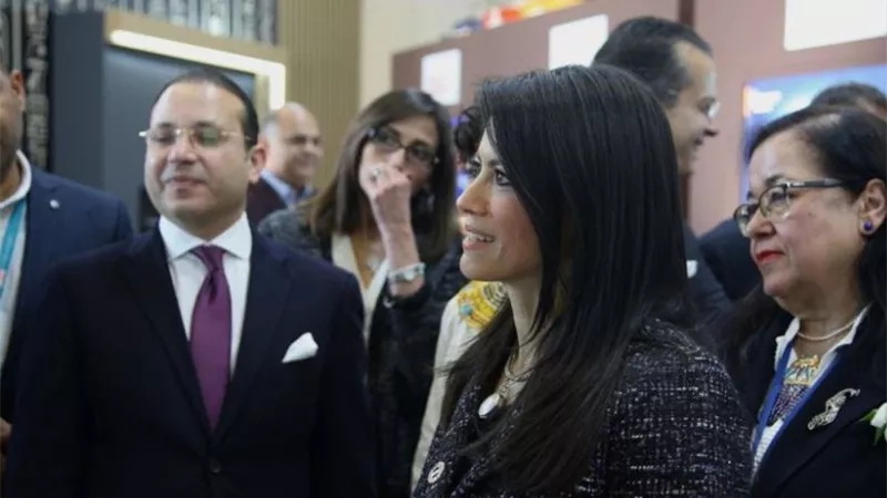 رانيا المشاط تقوم بجولة داخل الجناح المصرى المشارك بالبورصة