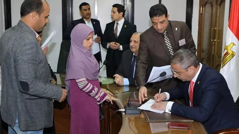 محافظ سوهاج يستقبل 97 مواطن خلال 3 أيام لحل مشاكلهم..صور