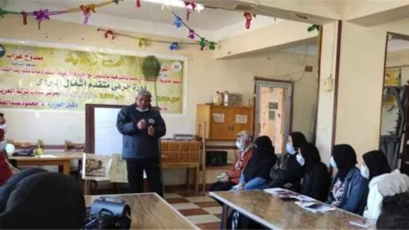 تدريب 25 شابا وفتاة بمركز شباب نزلة العرين على دورة حرفى متقدم اشغال البردى..صور