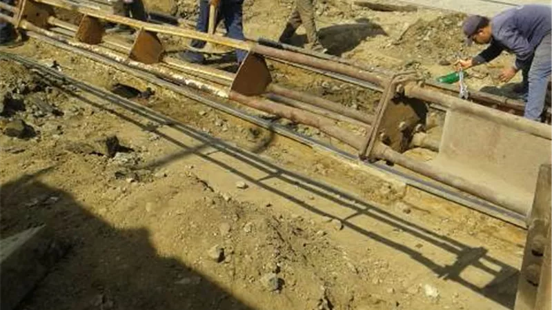 اصلاح كسر مفاجئ في خط مياه أسفل بلوك السكة الحديد بالتل الكبير.صور