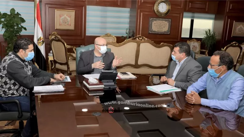 محافظ بني سويف يناقش تطوير سوق طراد النيل بالواسطى