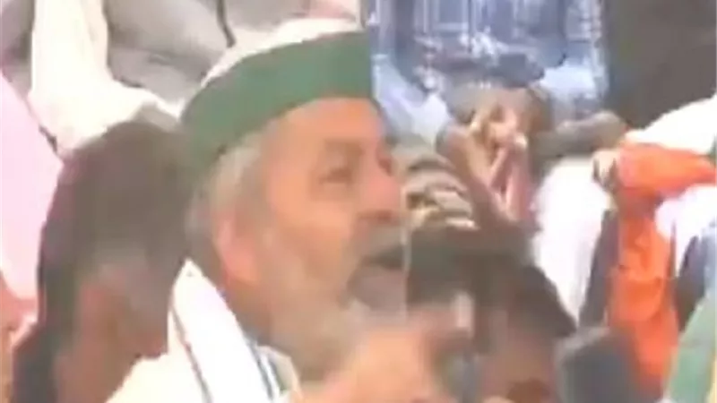 خلال تجمهع شعبى ..شاهد.. سقوط منصة على زعماء فى الهند