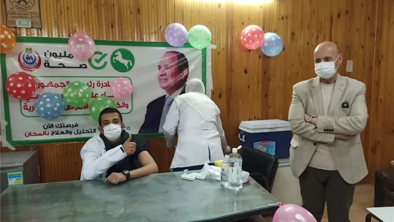 تطعيم 40 من الأطقم الطبية بصدر الزقازيق وحميات فاقوس