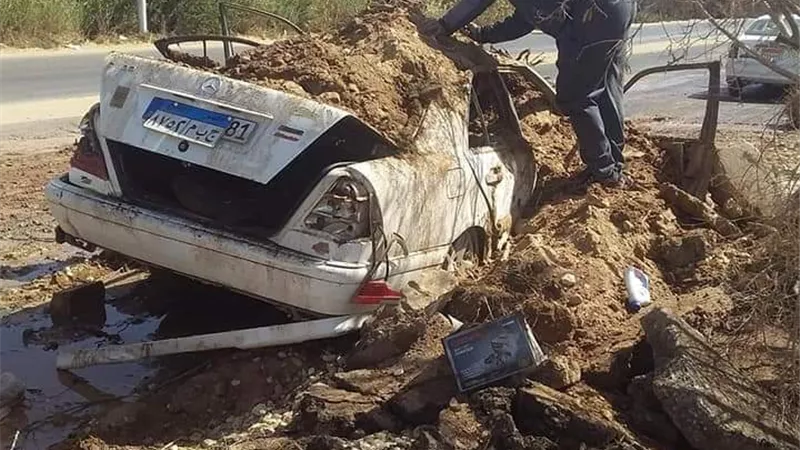 السيطرة على حريق مفاجئ نشب بسيارة موظف إسعاف بالوادى الجديد.صور