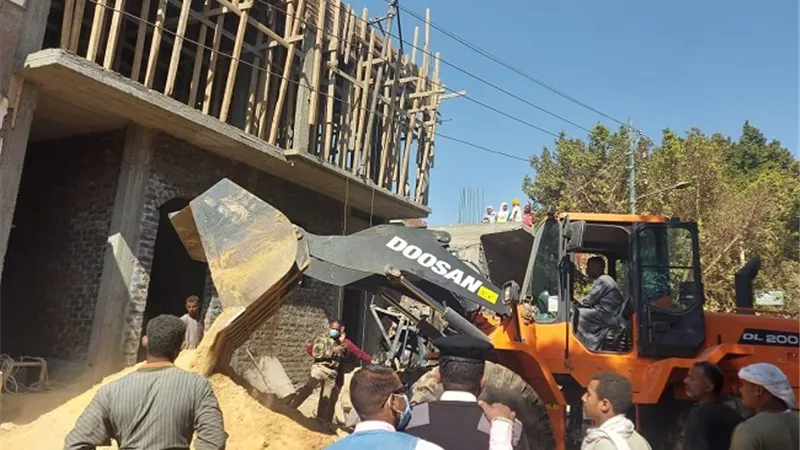 وقف حالة بناء بدون ترخيص بإسنا جنوب غرب الأقصر