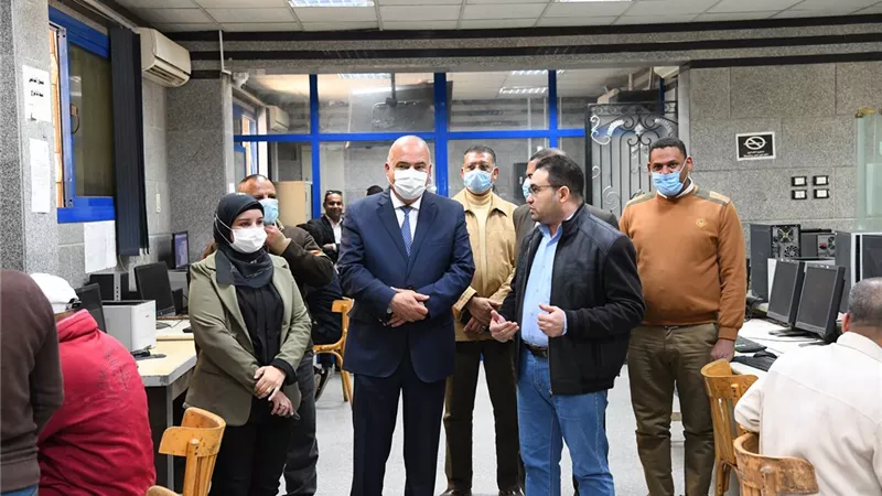 محافظ قنا يتفقد مقر وحدة استرداد أراضى املاك الدولة