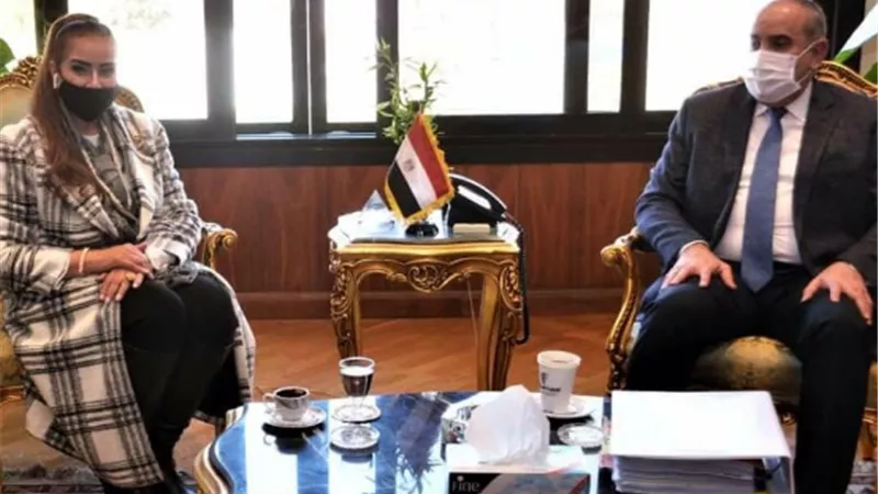 وزير الطيران يبحث مع النائبة غاده عجمى وعدد من العائدين من الخارج كيفية الاستفادة من الكوادر