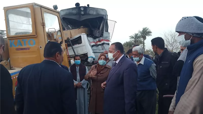 سكرتير عام مساعد محافظة أسيوط يتفقد حادث اصطدام قطار بونش بمزلقان قرية فزارة