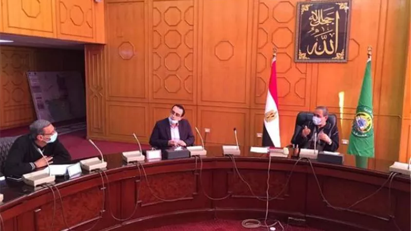 محافظ الإسماعيلية يناقش الموقف التنفيذي لتوصيل المرافق بأرض فيديكو.صور