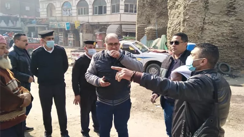 رئيس حى البساتين يقود حمله لرفع كفاءة الإضاءة والنظافة بالشوارع.. صور