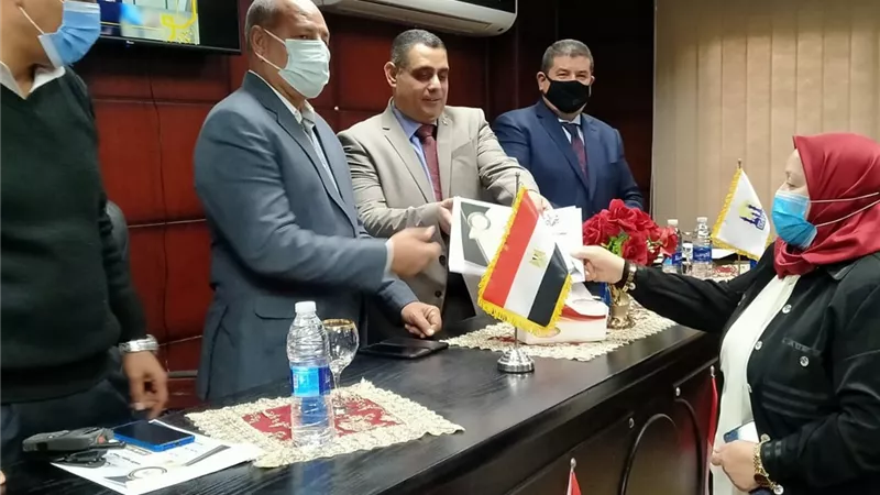 نائب محافظ القاهرة يكرم العاملين بحى المطرية .. صور