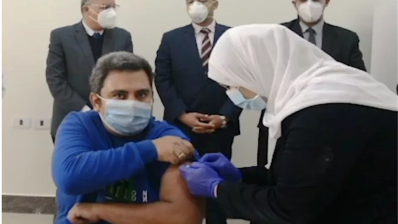 بدء تطعيم الاطقم الطبية بمستشفيات المنيا بحضور المحافظ
