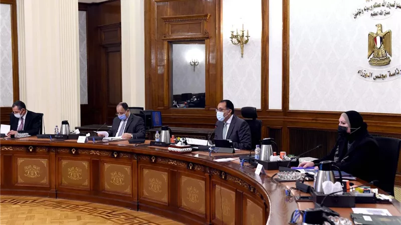 رئيس الوزراء يتابع إجراءات تفعيل المبادرة الرئاسية لإحلال المركبات المتقادمة للعمل بالغاز