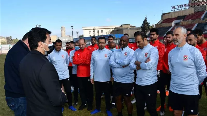 وزير الرياضة يطمئن على بعة الأهلى قبل مواجهة الدحيل القطرى