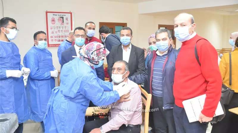 الأطقم الطبية بمستشفى جامعة كفرالشيخ تتلقى لقاح كورونا