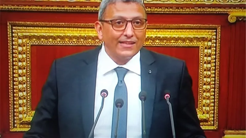 وكيل البرلمان يطالب النواب بالالتزام بقرار الأغلبية و يهدد بتطبيق اللائحة