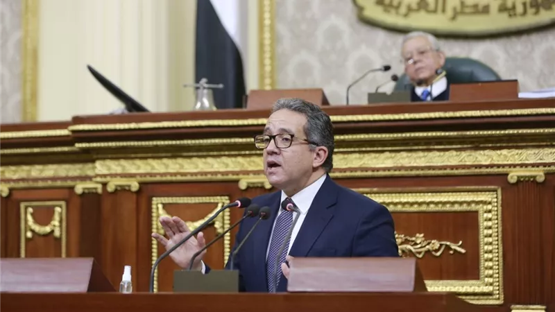 أصحاب الجلاليب أبهروا العالم .. وزير الاثار يكشف سر رعب مدير اليونسكو خلال زيارته الهرم