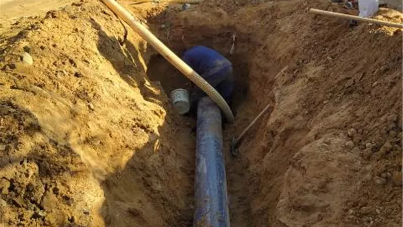 رئيس مياه القناة: استمرار إصلاح كسور المواسير المفاجئة تحت الأمطار.صور