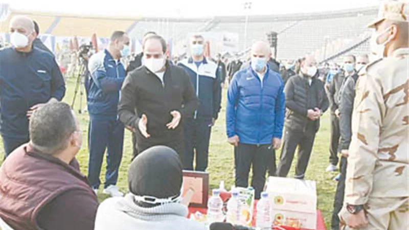 تفقد تدريبات الطلبة الجدد بالكلية الحربية والتقي بأسرهم