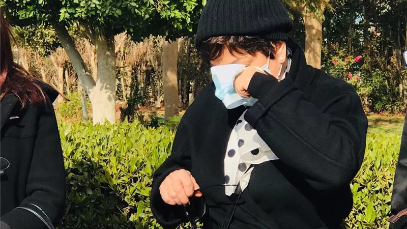 لبلبة تبكى فى جنازة الراحل عزت العلايلى.. صور