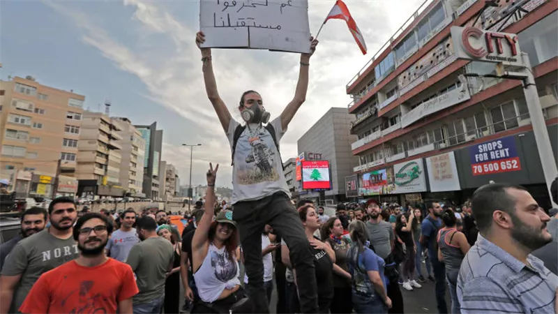 قطع للطرقات احتجاجاً على تردي الأوضاع المعيشية في لبنان