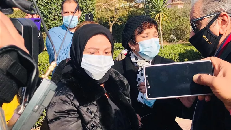 الهام شاهين اول الحاضرين بجنازة عزت العلايلى.. صور
