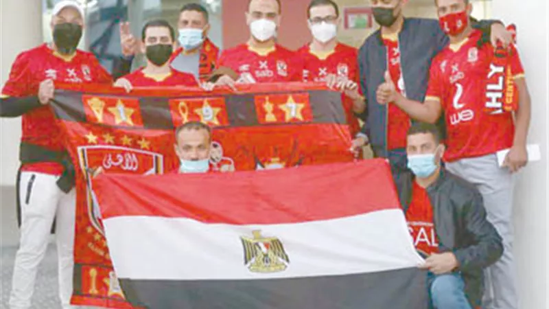 علم الأهلي والزمالك.. معا في الاستاد
